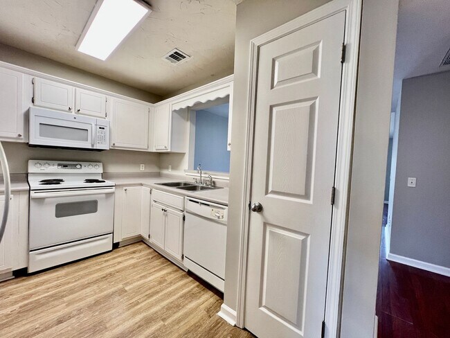 Building Photo - 3 bedroom 2 bath townhome in Towne Park