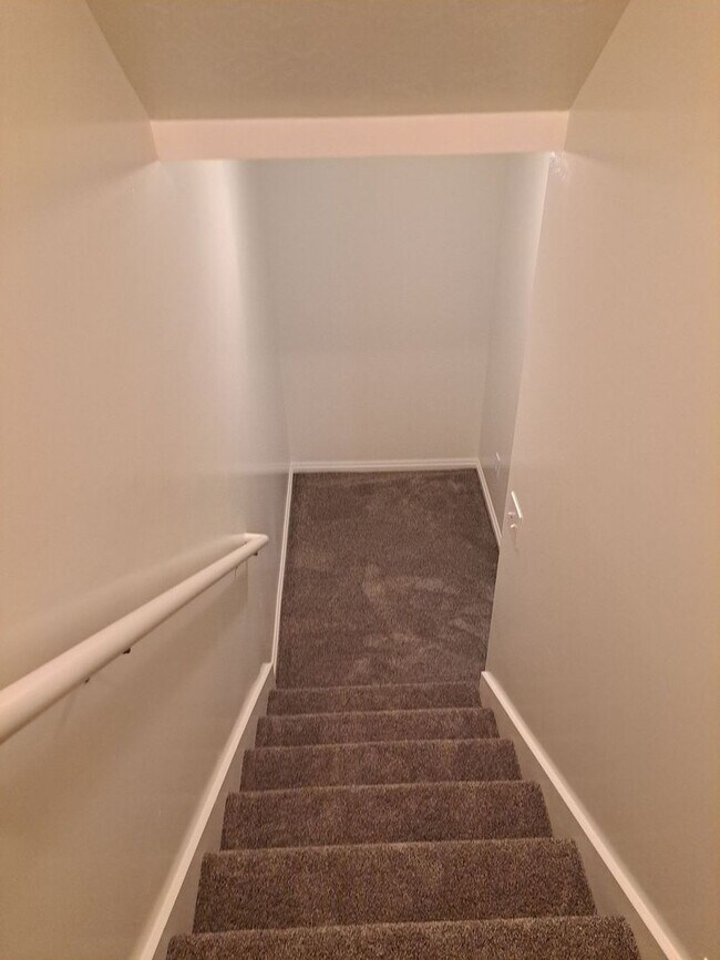 Building Photo - End unit townhome with basement suite!!