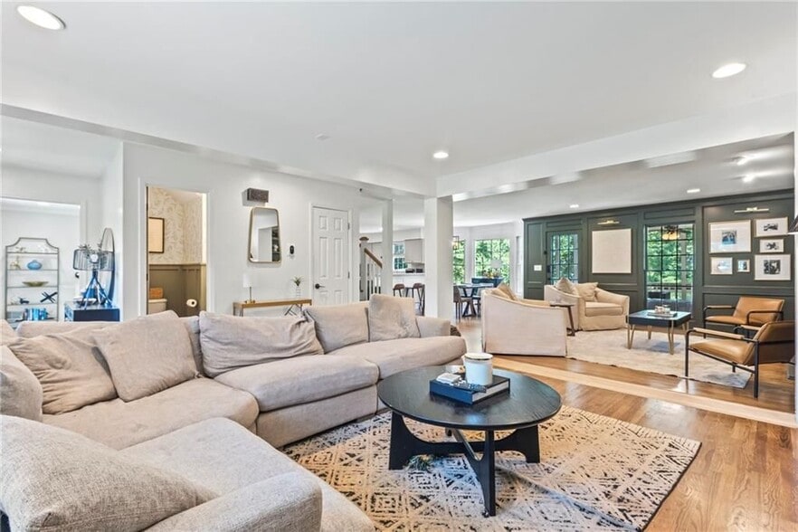 Building Photo - 3201 Lakeridge Dr SE