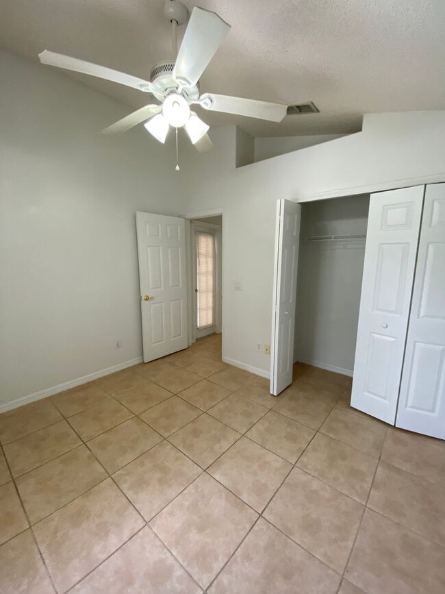 Building Photo - Great 4 Bedroom 3 Bathroom Pool Home in Indian Creek