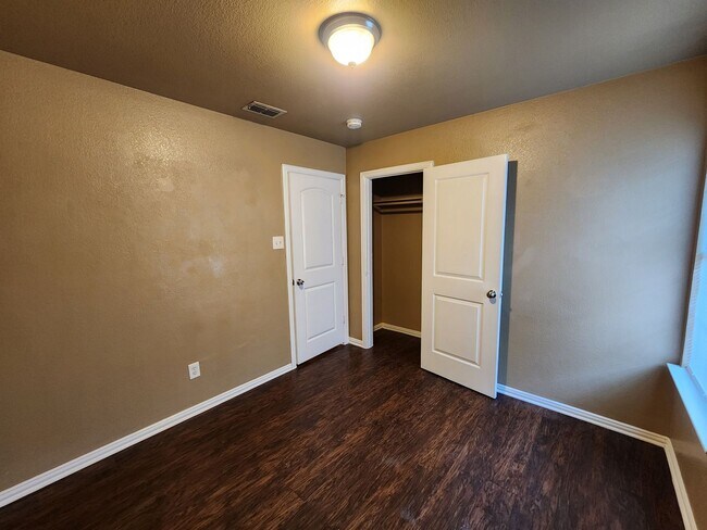 Building Photo - 2917 Van Horn Ave