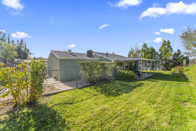 Building Photo - "Charming 2-Bed, 2-Bath Gem with RV Access in Santa Clarita!"