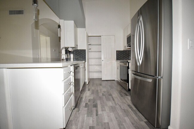 Building Photo - Great 2 bedroom 2 bathroom Mesa Condo