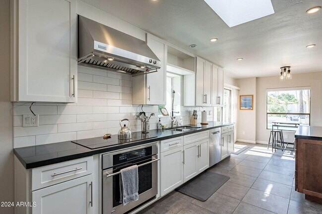 Building Photo - 8257 E Del Cadena Dr