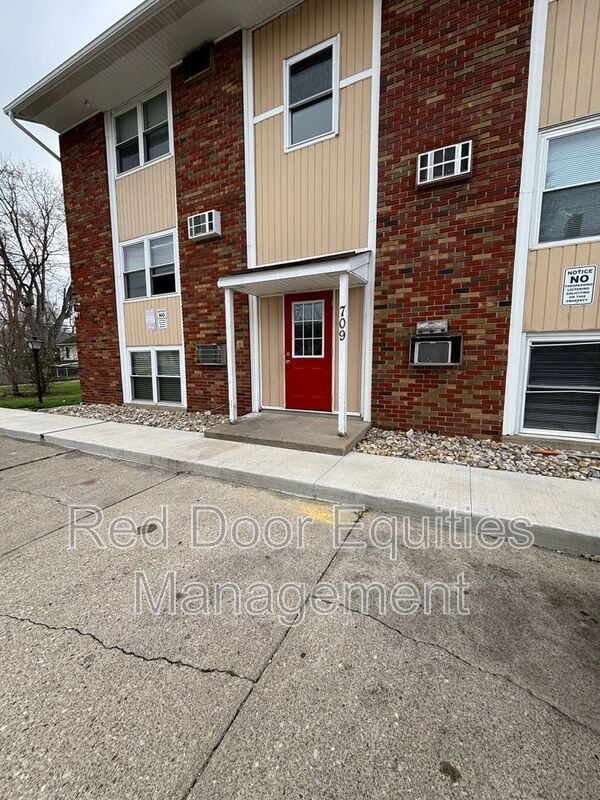 Building Photo - 709 W 6th Ave