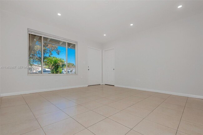 Building Photo - 621 N 70th Way