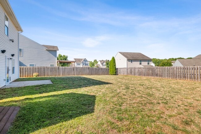 Building Photo - Newer Home, Granite Counter-Tops, Wood Laminate Flooring, SS Appliances, Garage, Fenced, Must See!