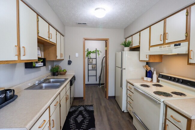 Building Photo - The Lakes of Westdale