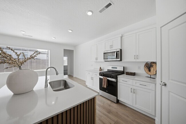 Building Photo - Extra Space, Extra Comfort! 5 Bedroom Home With Bonus Den in Long Valley!
