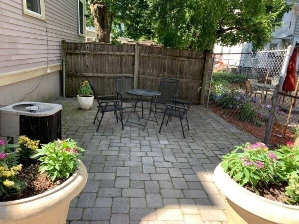 Building Photo - 32 Channing St