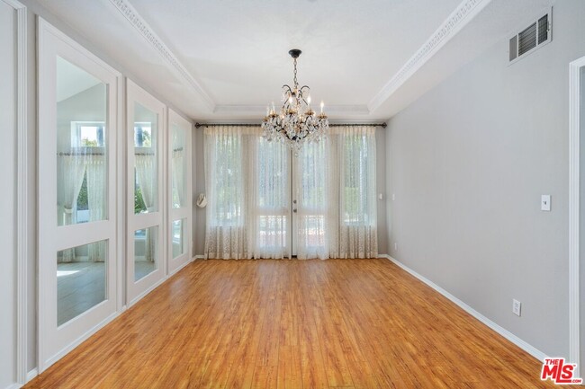 Building Photo - 5683 Hazelcrest Cir