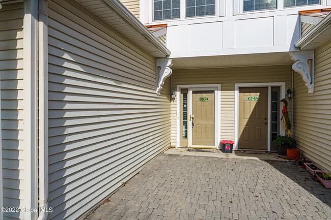 Building Photo - 502 Valley Pointe Dr