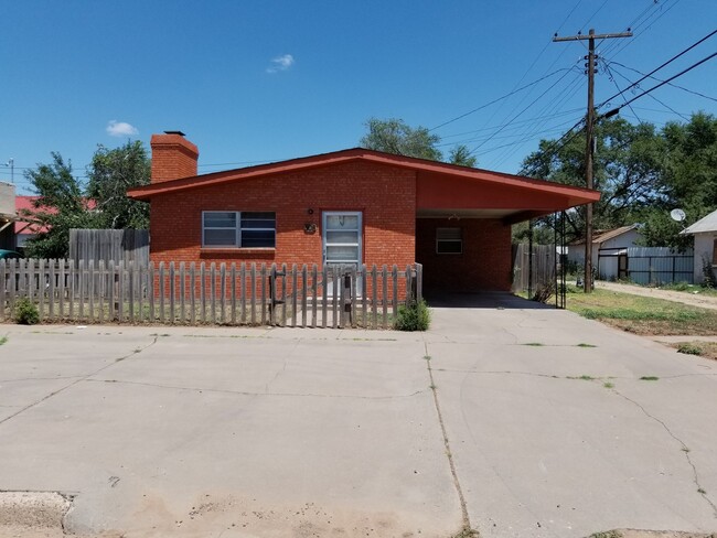 Building Photo - LARGE 1 BEDROOM WITH CARPORT BRICK HOME