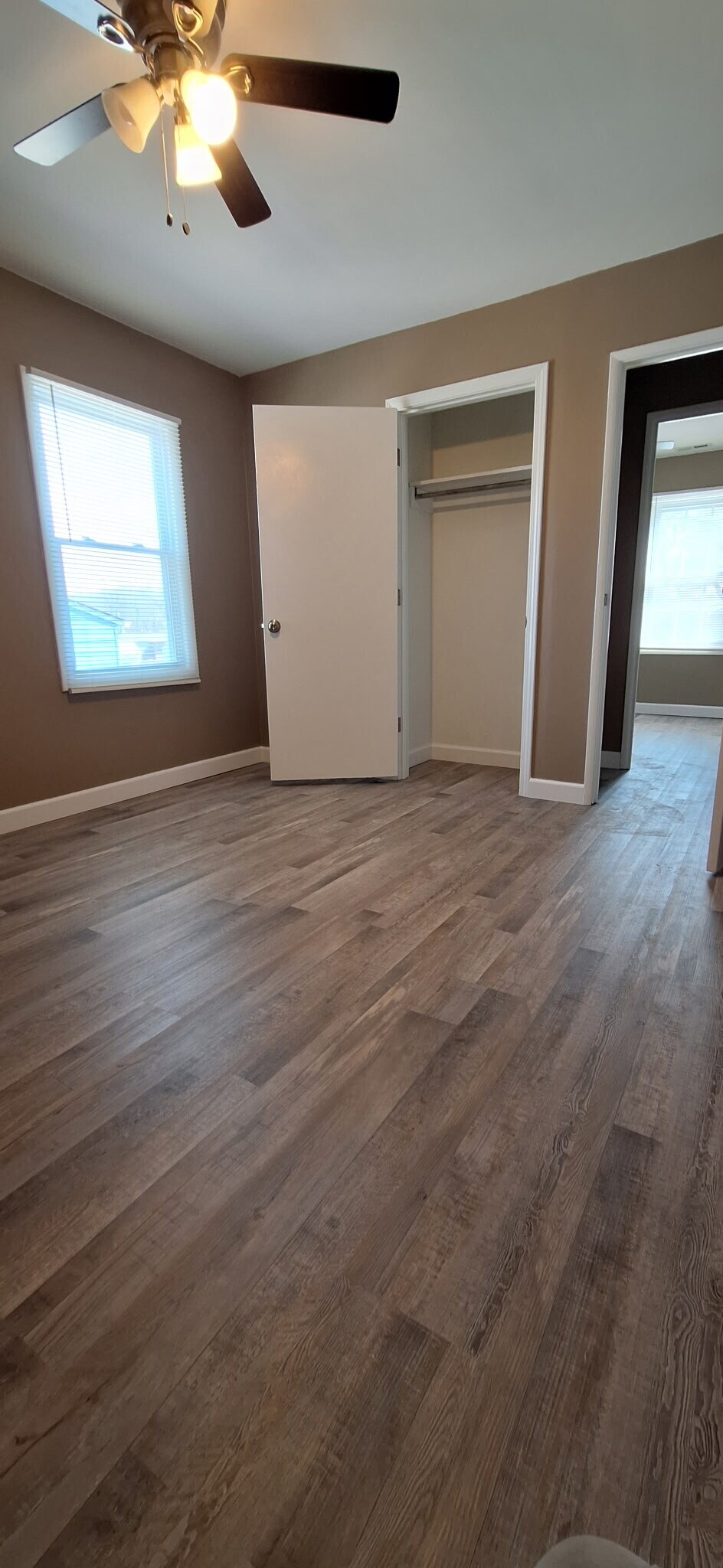 Building Photo - 404 E 3rd Dr S