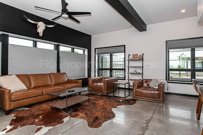 Building Photo - 3415 N Broadway