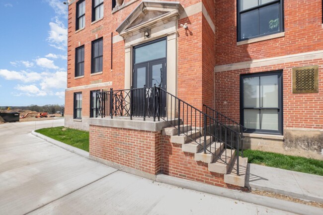 Building Photo - 301 N Mulberry St