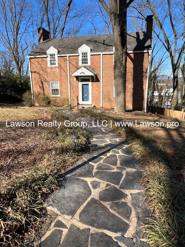 Building Photo - Charming Brick Colonial in South Roanoke