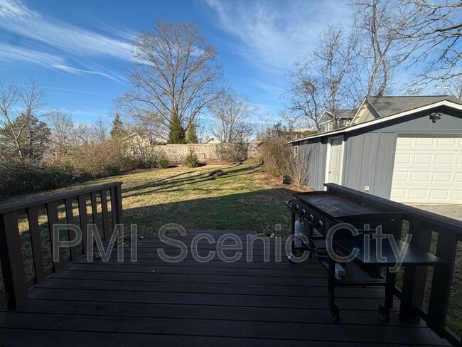 Building Photo - 607 Franklin St