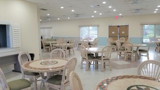 Building Photo - 180 High Point Terrace E