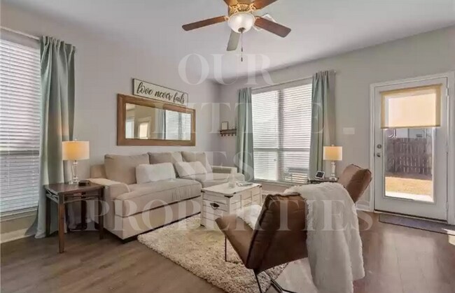 Building Photo - 10712 Fallbrook Rd