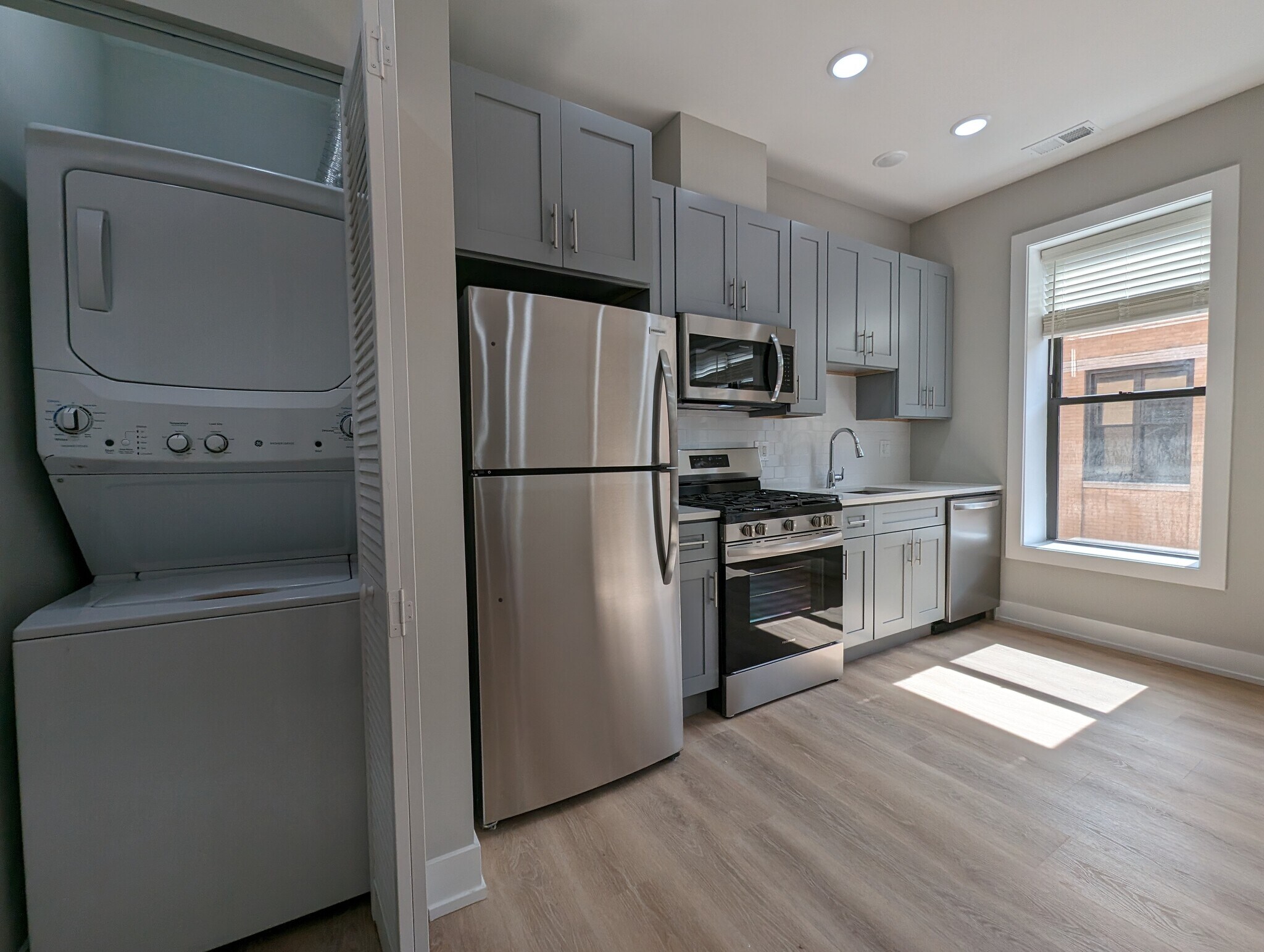 Building Photo - 423 W Belden Ave