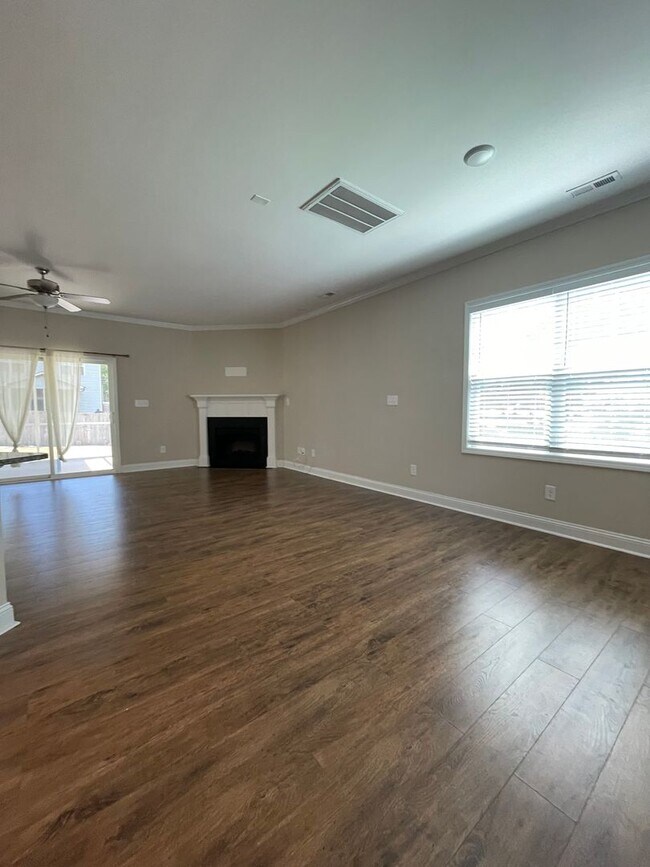 Building Photo - 3 Bedroom 3 Bathroom in Haymount! Pets okay