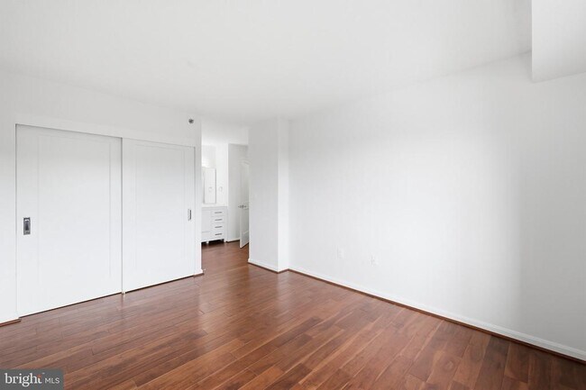 Building Photo - 2121 Jamieson Ave