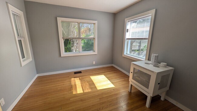 Building Photo - Charming two bedroom one bath cottage with...