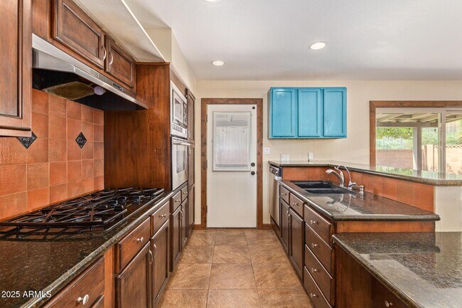 Building Photo - 319 E Riviera Dr