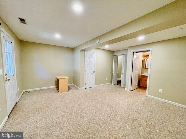 Building Photo - GORGEOUS TOWNHOUSE - MANASSAS