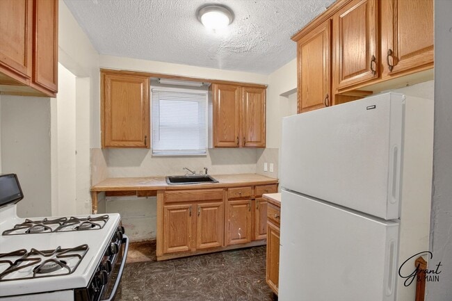 Building Photo - $1050 Charming 2 Bed Home