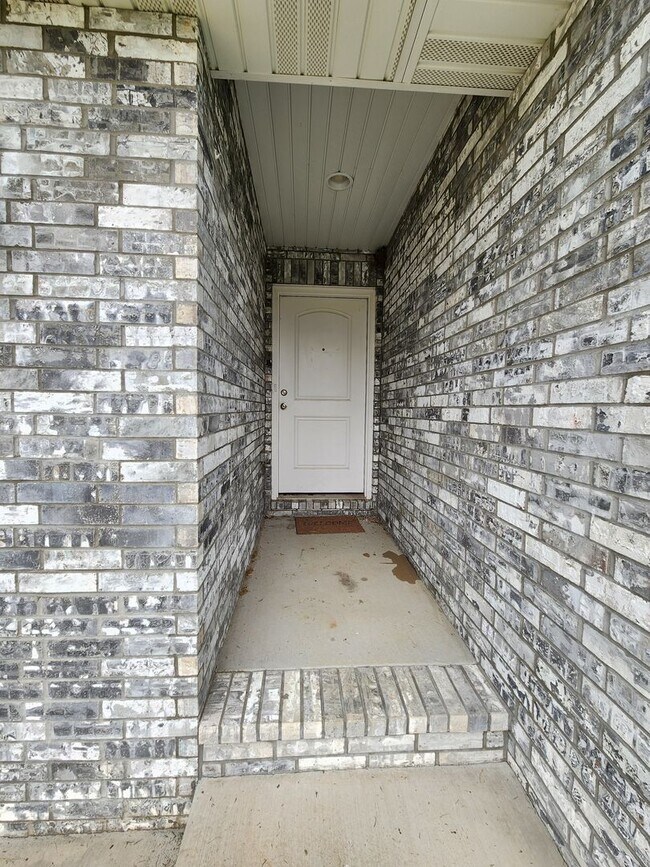 Building Photo - Spacious 3-Bedroom, 2-Bathroom Home AVAILA...