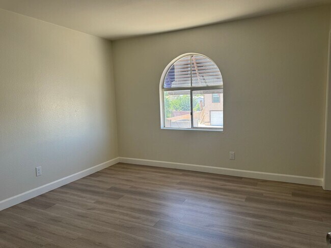 Building Photo - MOVE IN SPECIAL FIRST MONTH $1 2BD/1.5BA Two-Story Condo – Bullhead City | $1,150/Month