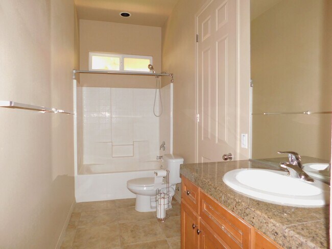 Building Photo - BIG, BEAUTIFUL 3  BED+LARGE BONUS ROOM  2.5 BATH HIGH UP IN DHS