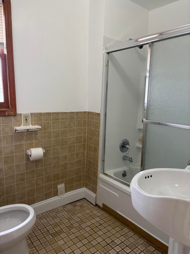 Building Photo - 2866 Golfside Rd