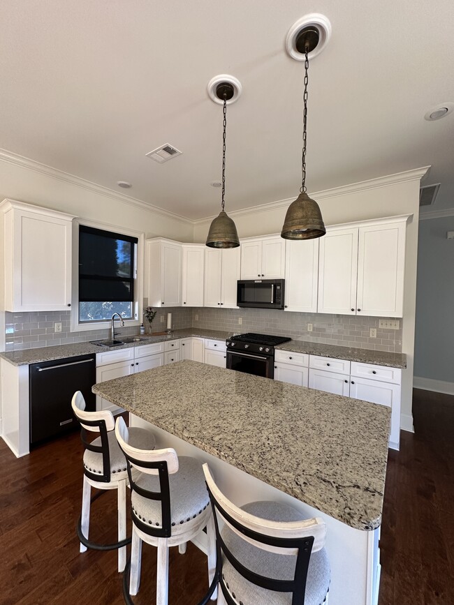 Building Photo - 170 Mulberry Ln