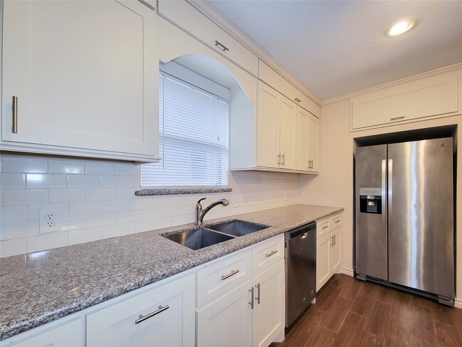 Building Photo - 12800 Briar Forest Dr