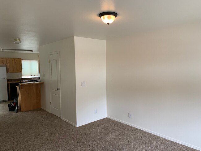 Building Photo - Cute centrally located home