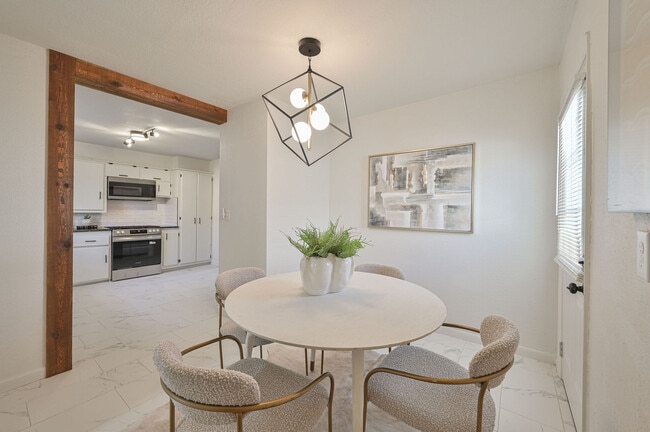 Building Photo - 4013 Mallard Dr