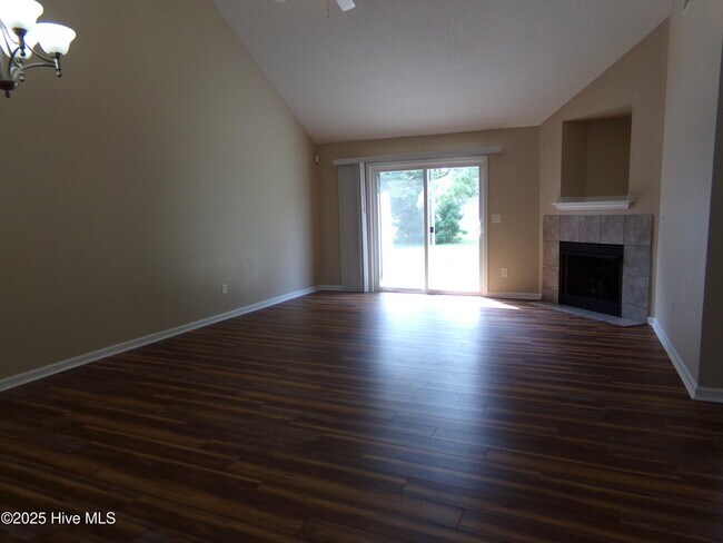 Building Photo - 421 Nordhoff St