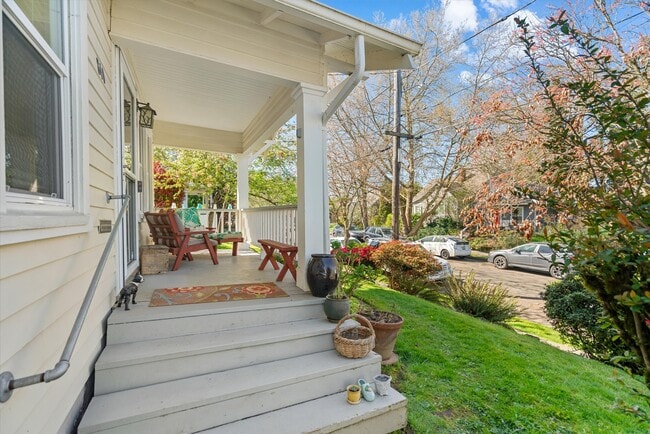 Building Photo - 840 N Farragut St