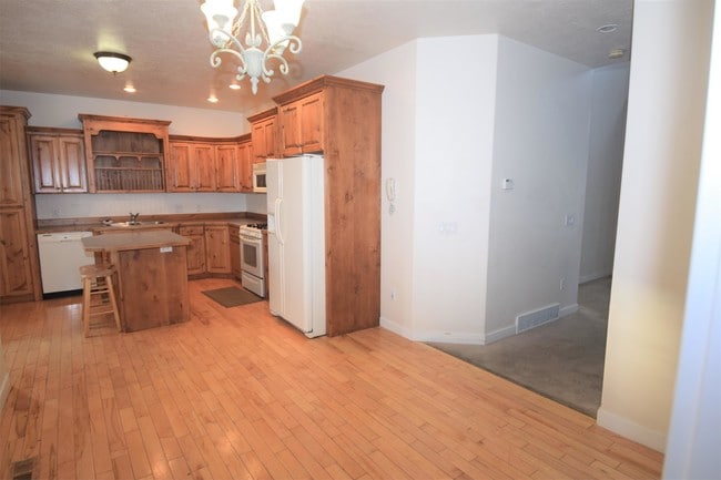 Building Photo - 1040 N 130 W