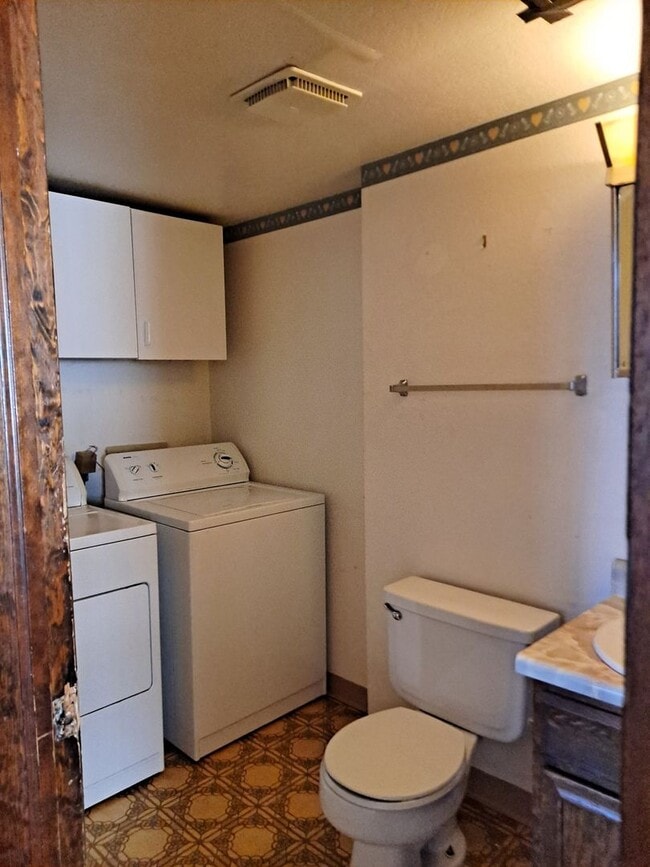 Building Photo - ALL PROSPECTIVE TENANTS MUST SUBMIT A $58 ...
