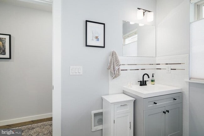 Building Photo - 1940 N Orianna St