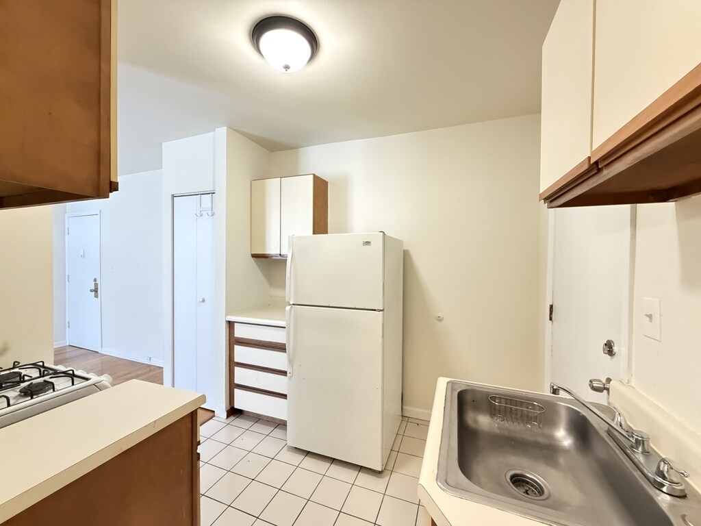 Building Photo - 814 W Cornelia Ave