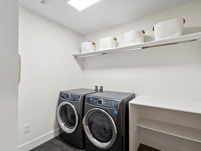 Building Photo - Luxury 3-Bed, 3.5-Bath Denver Home with Ro...