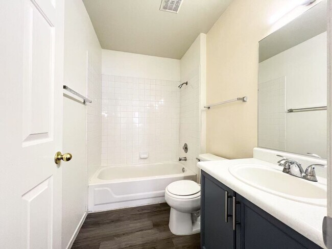 Building Photo - Spacious Townhome in Desirable Green Valle...