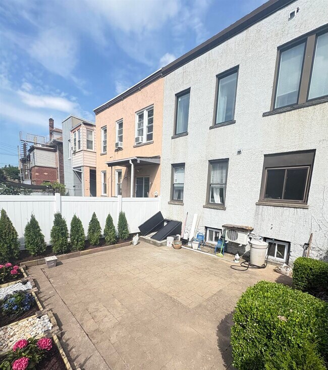 Building Photo - 447 Gregory Ave