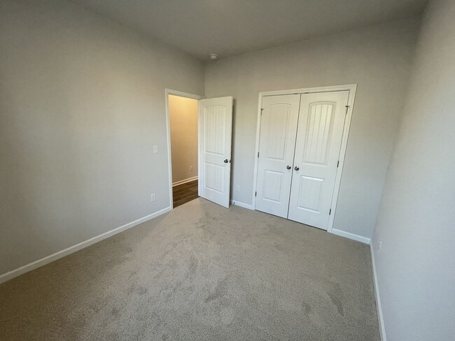 Building Photo - Townhome less than 2 miles from Downtown C...