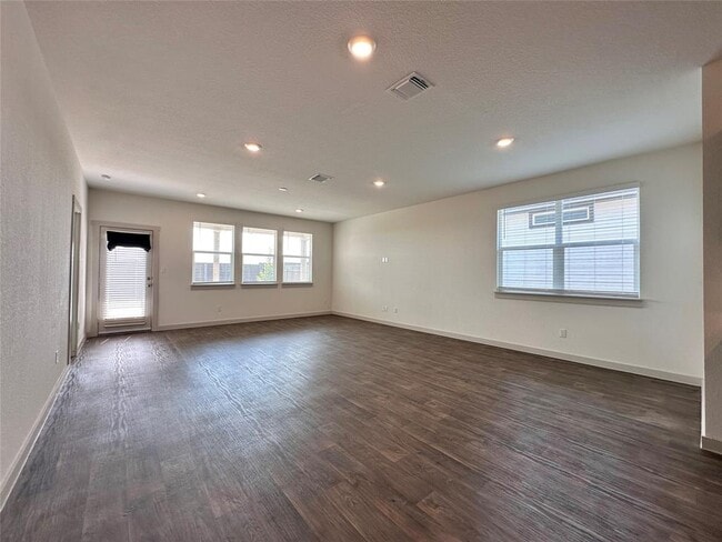 Building Photo - 402 Barton Creek Ln